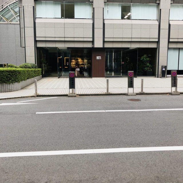 青山江崎ビル　ビル前面道路