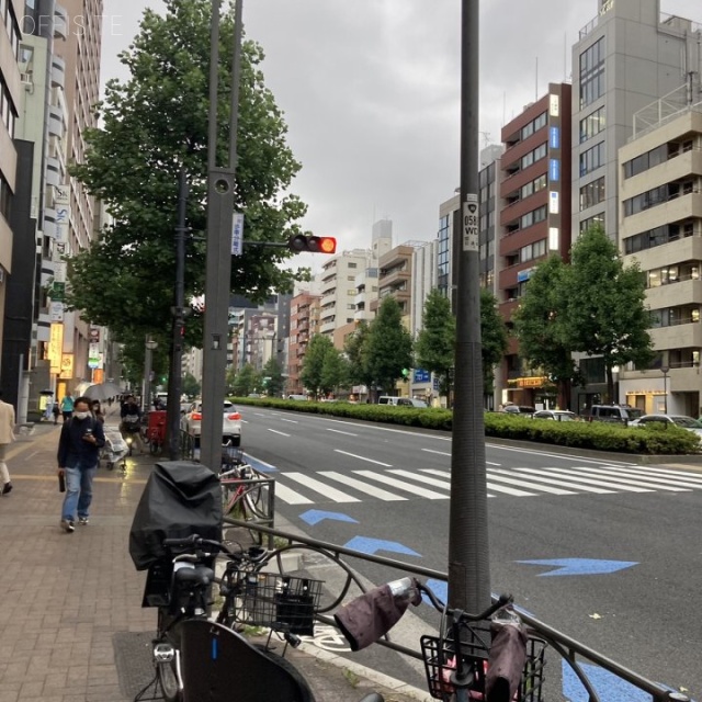 belle四谷　ビル前面道路