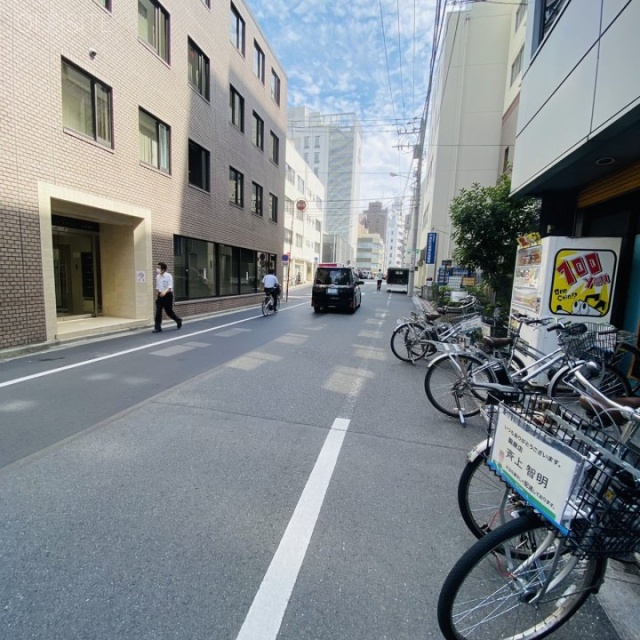 UUR京橋イーストビル　ビル前面道路
