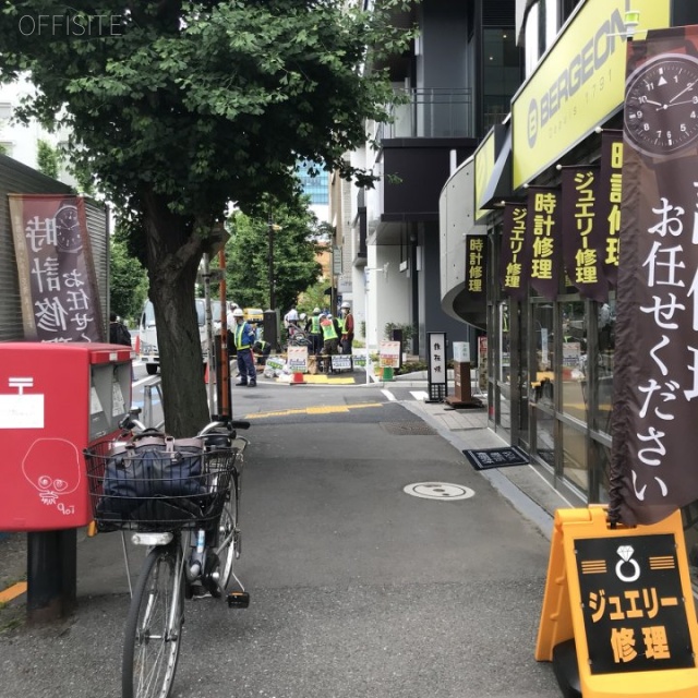 オークラビル ビル前面道路