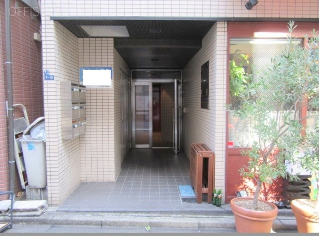 港新川ビル エントランス