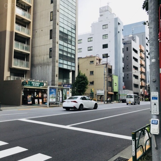 こうしんビル　前面は春日通り