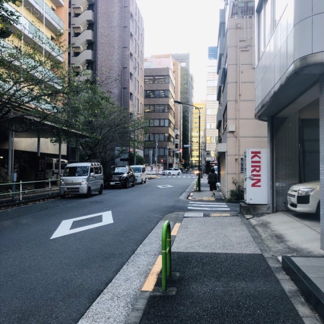 三沢ビル ビル前面道路