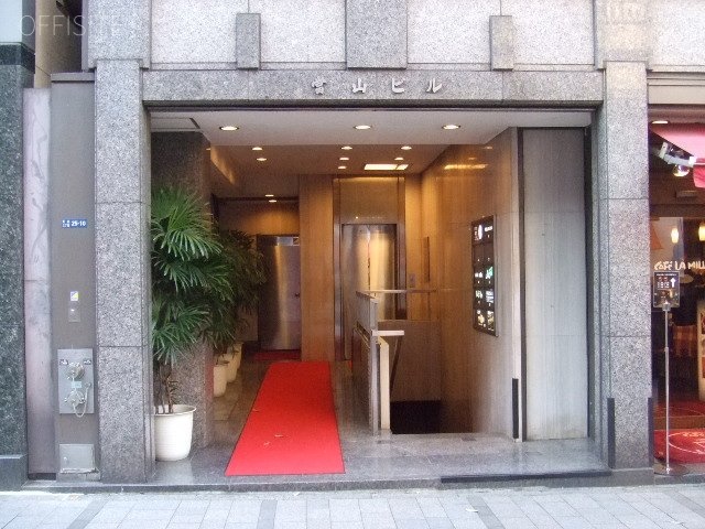 當山(アタリヤマ)ビル エントランス