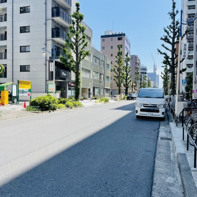 丸の内A・Tビル 前面の魚ノ棚通