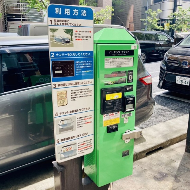 柳屋ビル 前面通りに白枠駐車場