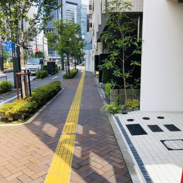 リビオレゾン新虎通り ビル前面道路