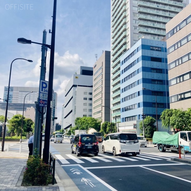 港南パークビル ビル前面道路