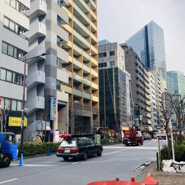 SIL西新宿 ビル前面道路