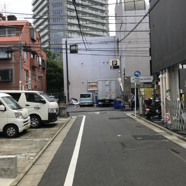アピス表参道スクエア ビル前面道路