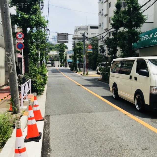 アーベイン青葉台 前面は山手通り