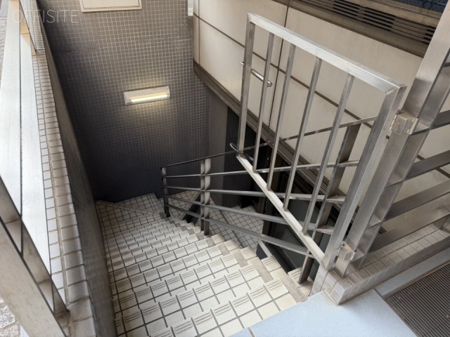 神田NRビル　地下への階段