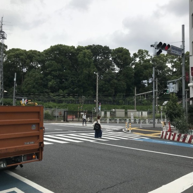 オークラビル ビル前面道路