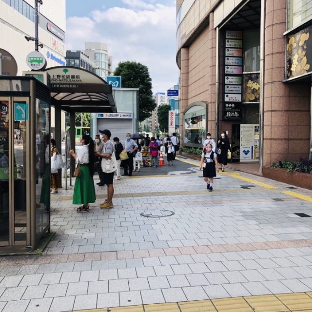 上野鈴乃屋本店ビル ビル前面道路