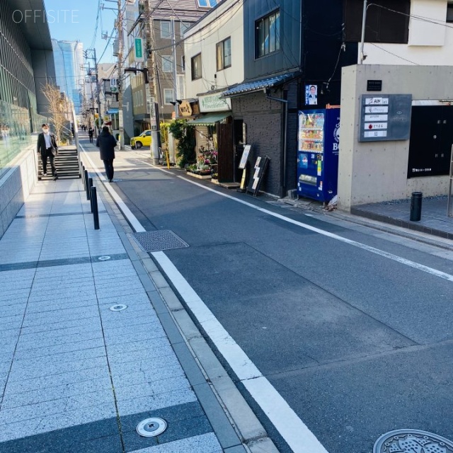 エイべックスビル ビル前面道路
