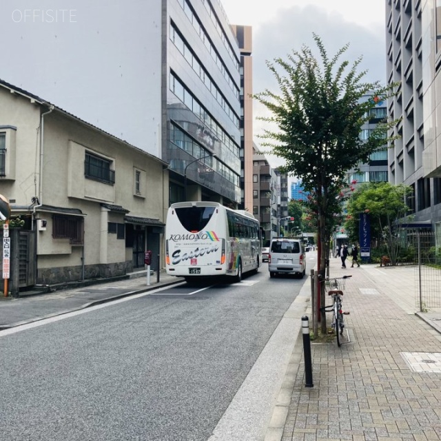 AXON HAMAMATSUCHO (アクソン浜松町) ビル前面道路