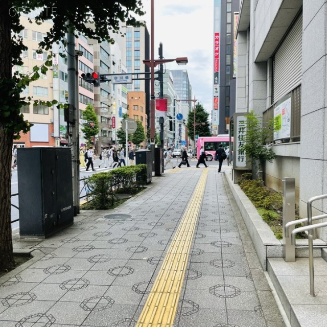 三井住友銀行神田駅前ビル(TKP神田駅前ビジネスセンター) ビル前面道路