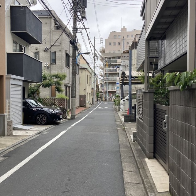 梓ビル ビル前面道路