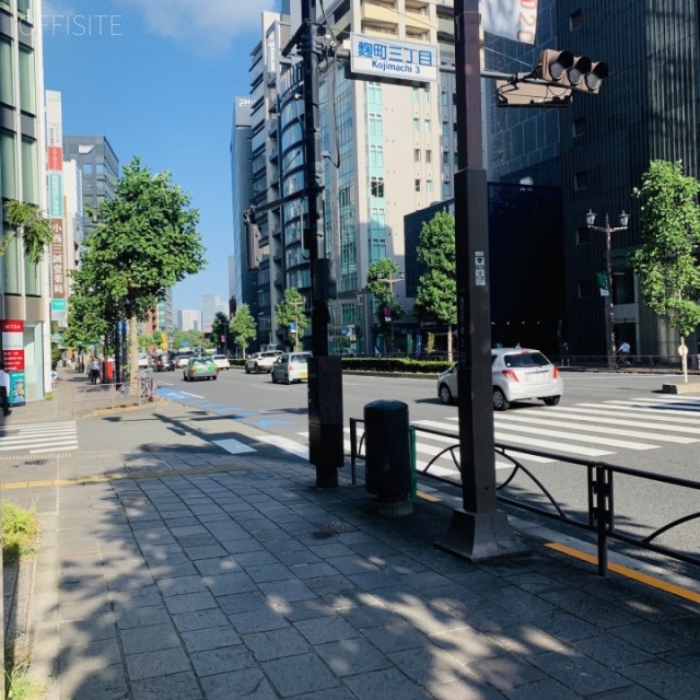 エヌワンビル 前面は新宿通り