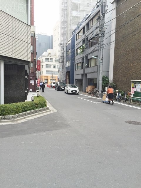 松屋ビル ビル前面道路