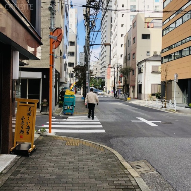第2こまビル ビル前面道路