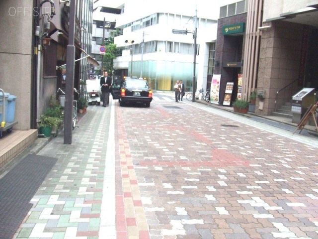 あづまビル ビル前面道路