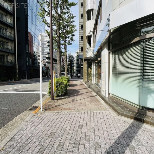 シガラキビル 前面歩道