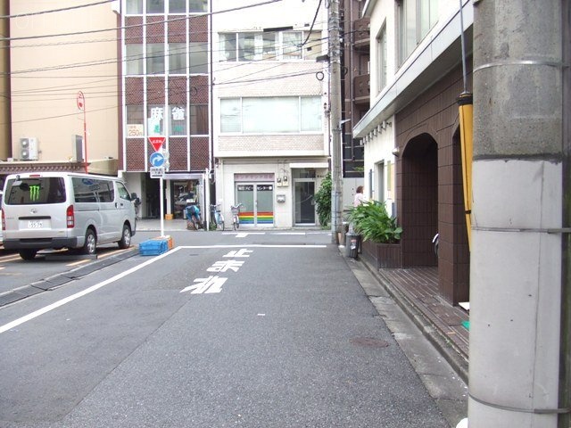 進盛ビル ビル前面道路
