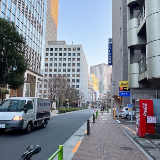 斉丸日本橋本石町ビル ビル前面道路