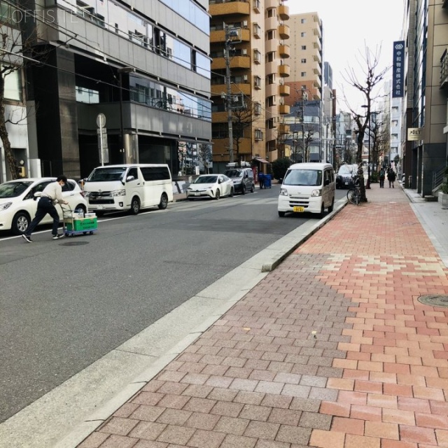 萬産ビル ビル前面道路