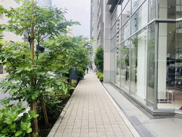 宮城館ビル　前面歩道