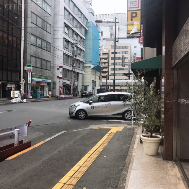 インターナショナルビル ビル前面道路