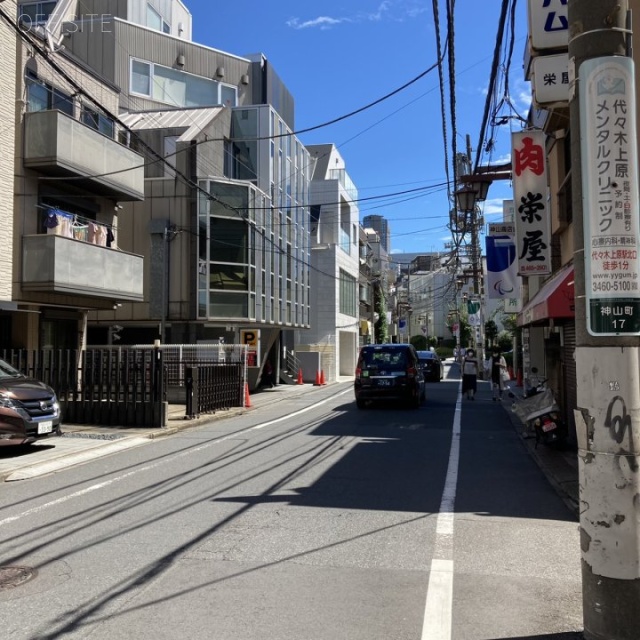 グランデュオ神山町 ビル前面道路