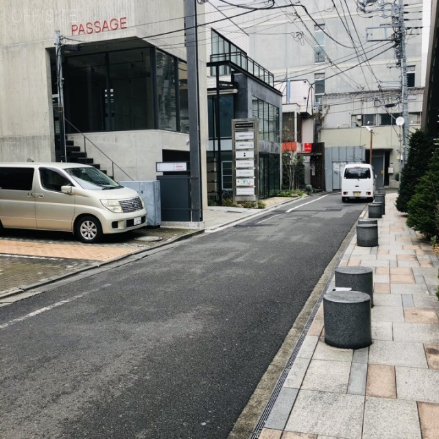 北青山ビル ビル前面道路