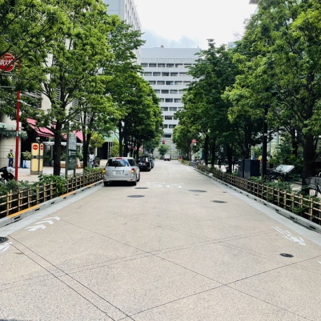 日本橋三井タワー ビル前面道路