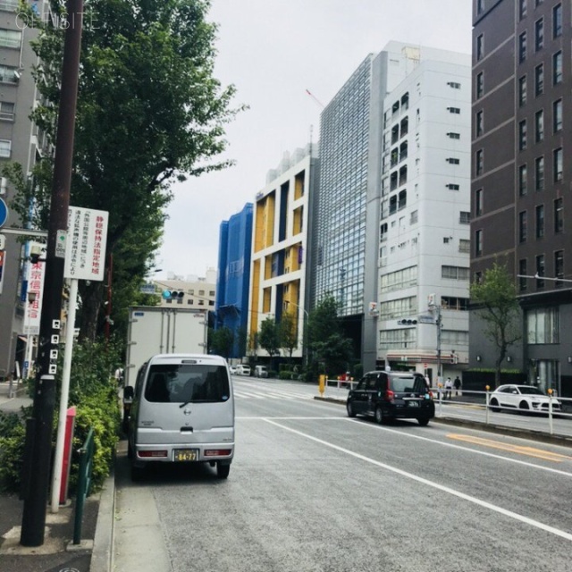 新宿イン ビル前面道路