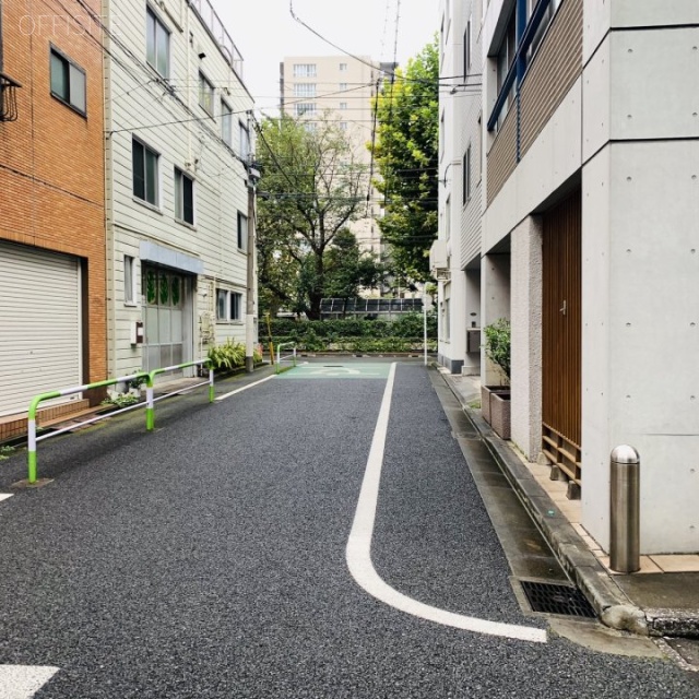 吉川ビル ビル前面道路