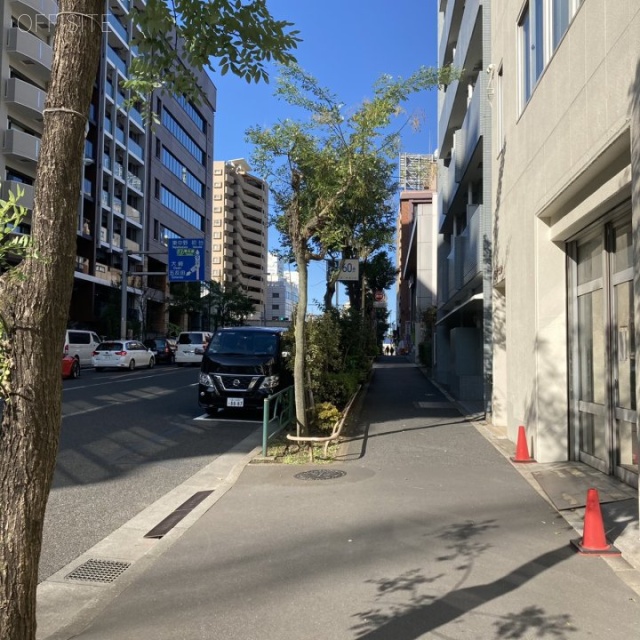 神泉モンドビル ビル前面道路