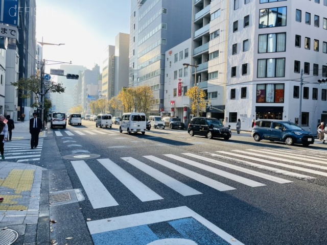 岡谷ビル 前面に江戸通り