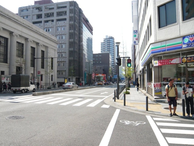 ロワレール横浜本町 ビル前面道路