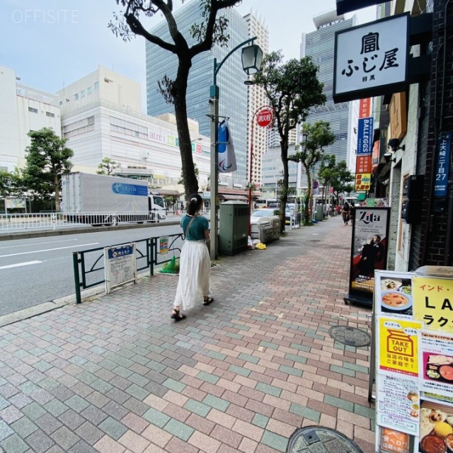 サンフェリスタ目黒 ビル前面道路