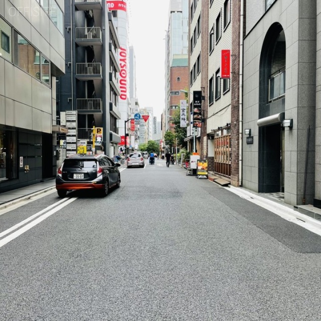 八重洲KNビル ビル前面道路