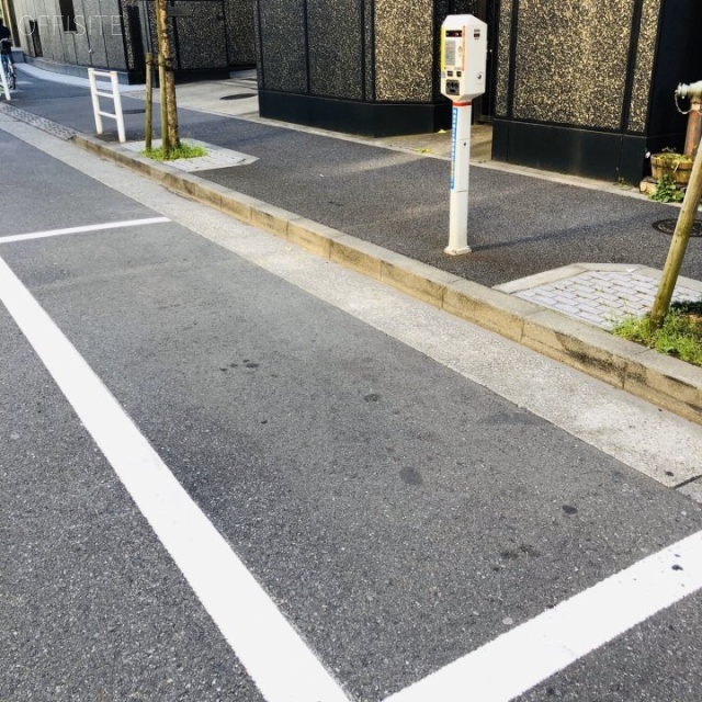 NST小網町ビル ビル前に白枠駐車場あり