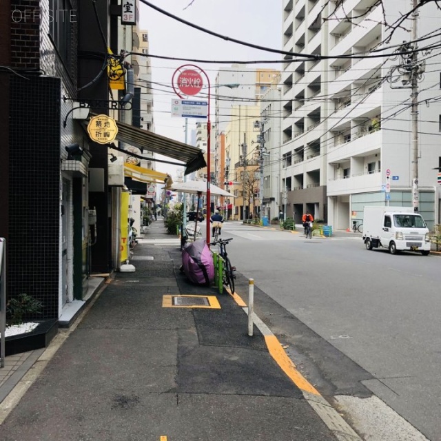 JPーBASE築地 ビル前面道路