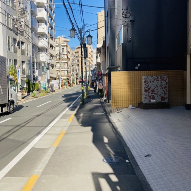 上田ビル 前面歩道