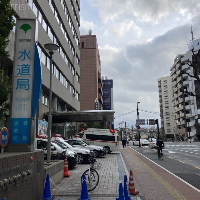 関ビル ビル前面道路