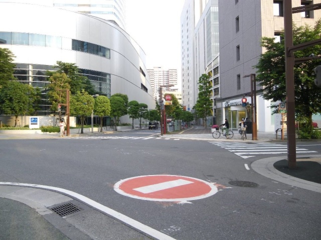 中村ビル ビル前面道路