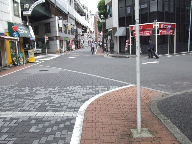 神田奥野ビル ビル前面道路