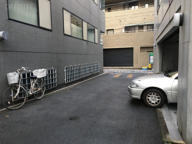 手塚ビル ビル前面道路