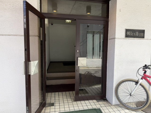 朝日ビル11号館　オフィスビル出入口